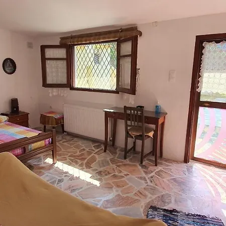 Nyaraló Mikros Paradisos