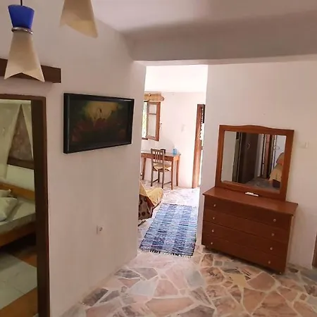 Mikros Paradisos Agria